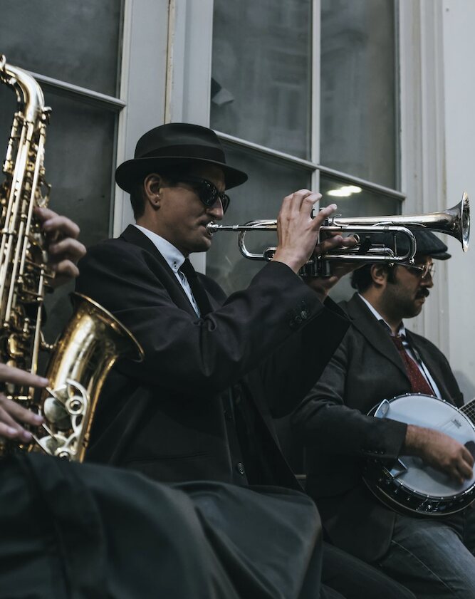 Jazz ensemble with a trumpet, saxophone and banjo